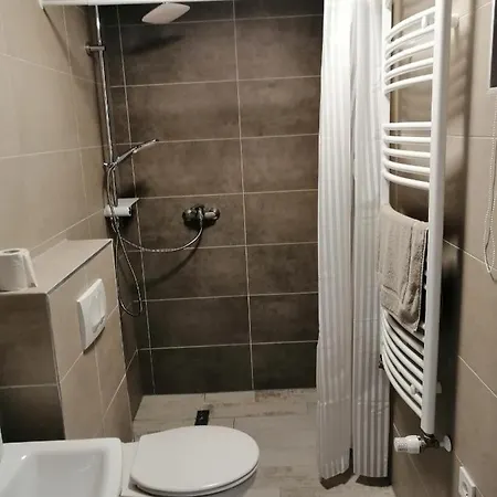 Harom Apartmanhaz Apartman *